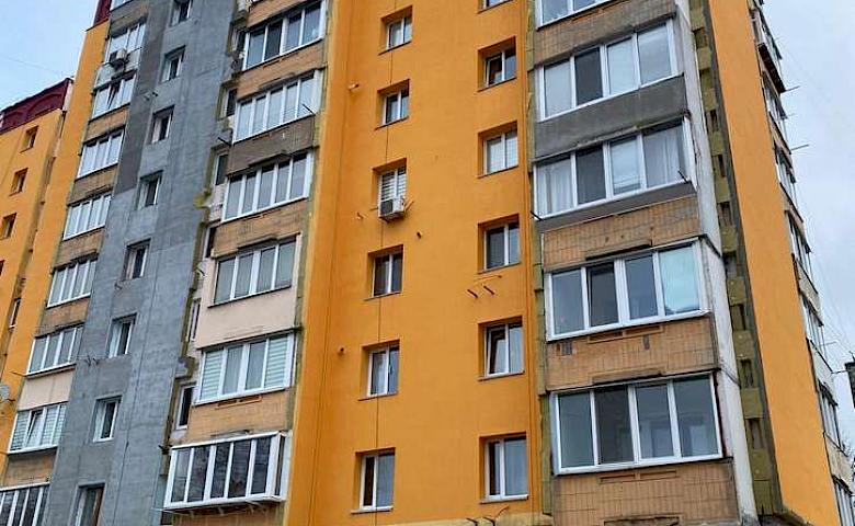 На Обухівщині продовжується відновлення пошкодженої росіянами багатоповерхівки