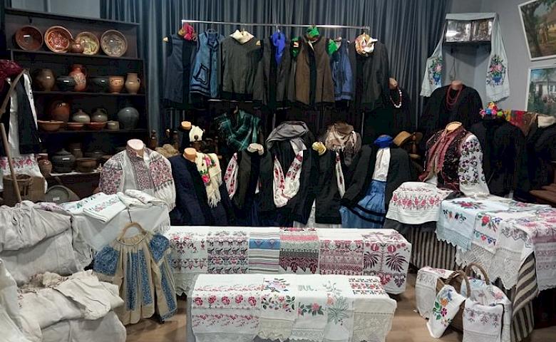 Виставку автентичного одягу українок представили в музеї на Обухівщині