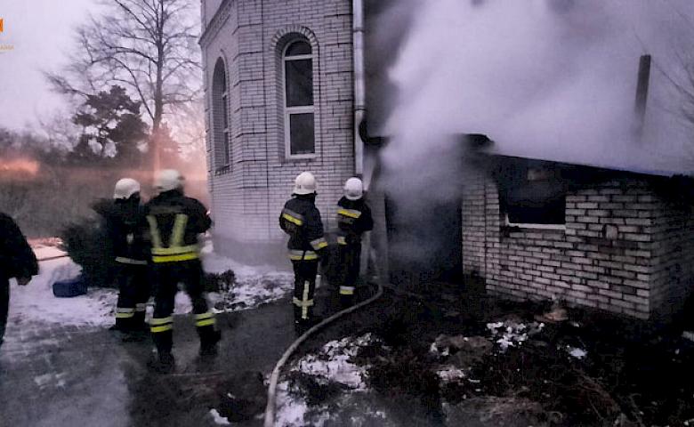 Рятувальники загасили пожежу в церкві на Обухівщині (фото)