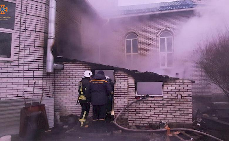 Рятувальники загасили пожежу в церкві на Обухівщині (фото)
