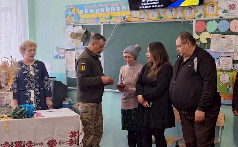 Родителям погибшего воина из Обуховщины вручили посмертную награду сына