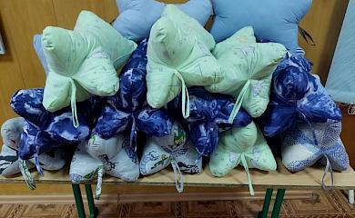 Обухівські школярі продовжують шити подушки пораненим військовим