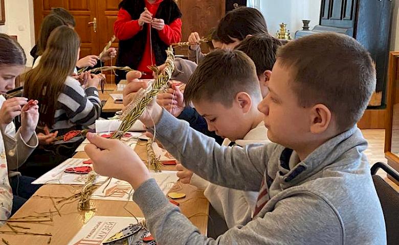 В Ржищівському музеї навчались трипільської кераміки та лозоплетіння
