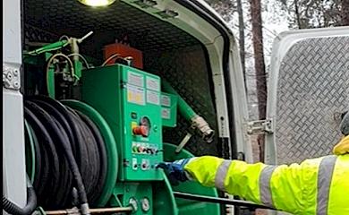 Полторы тонны мусора изъяли из канализационных труб в Украинке (видео)
