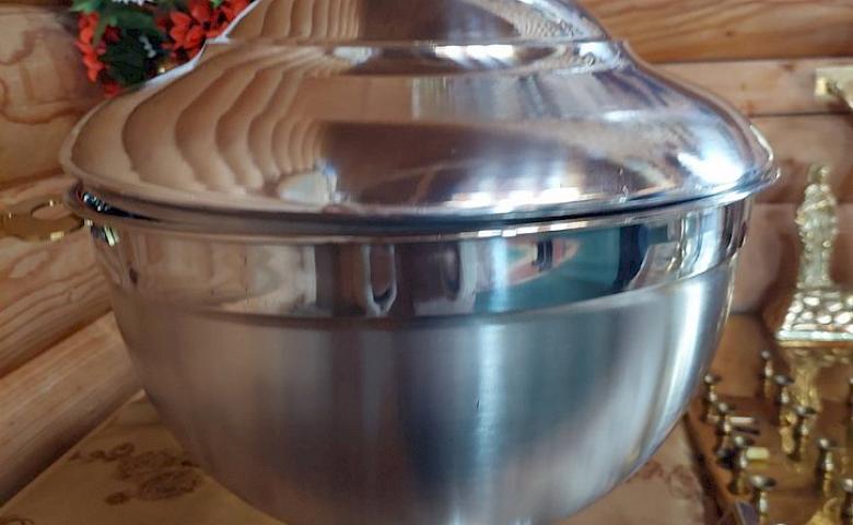 Благотворитель подарил церкви на Обуховщине вещи, которые вынесли московские попы