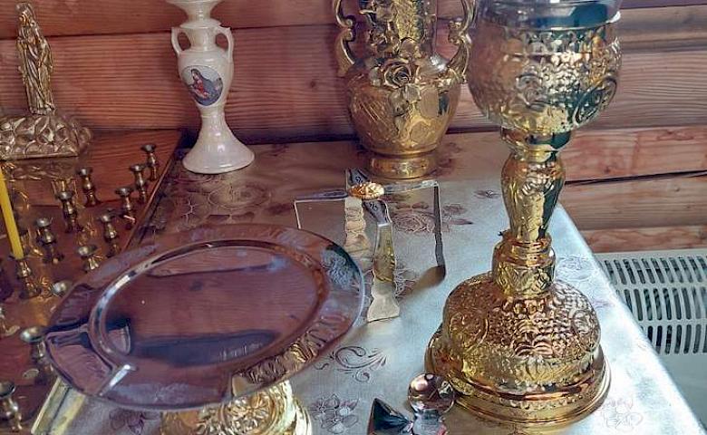 Благотворитель подарил церкви на Обуховщине вещи, которые вынесли московские попы