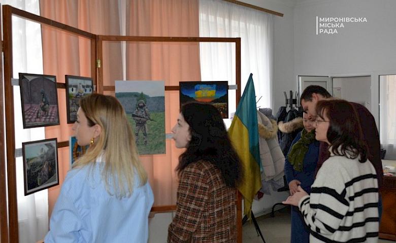 Про війну: в музеї на Обухівщині відкрили виставку місцевої художниці