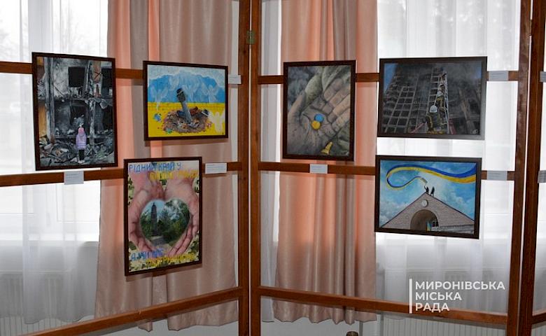 Про війну: в музеї на Обухівщині відкрили виставку місцевої художниці