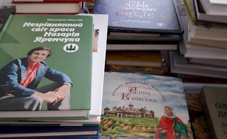 Обухівська бібліотека отримала нові україномовні книги