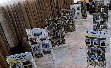 Хроніки війни: завершилась виставка обухівського бійця-фотографа