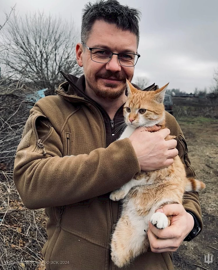 Бійці тероборони доглядають котика, якому відірвало лапку уламком снаряду