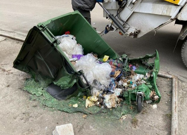В Украинке неизвестные уничтожают мусорные контейнеры