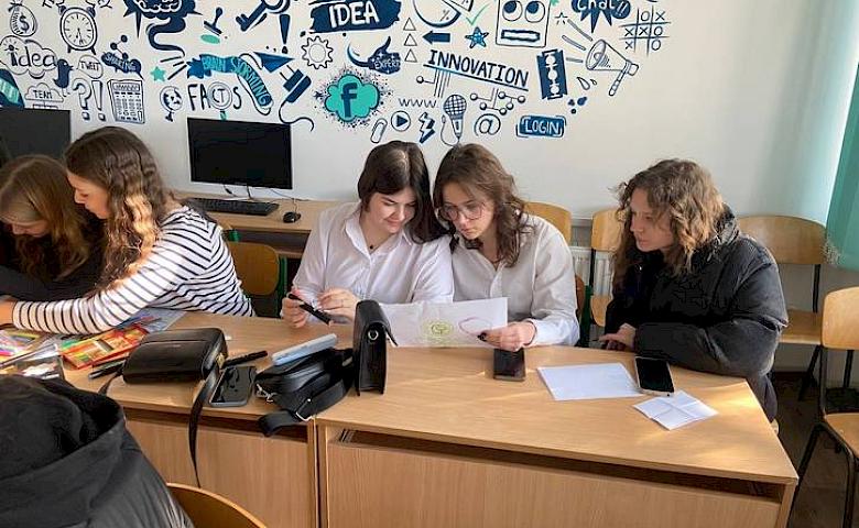 У Ржищеве ученицы изучали основы циркулярной экономики и разработали собственные проекты