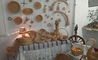 В Трипольском музее представили выставку обуховской мастерицы по лозоплетению