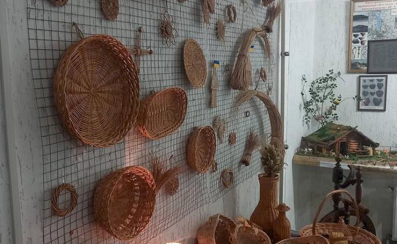 В Трипіллі відкрилась виставка обухівської майстрині з лозоплетіння