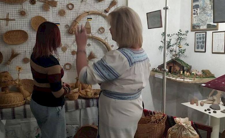 В Трипіллі відкрилась виставка обухівської майстрині з лозоплетіння