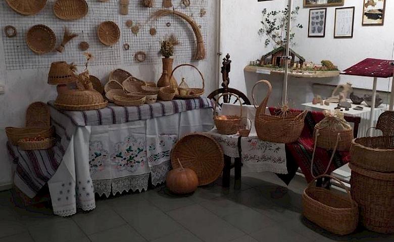 В Трипіллі відкрилась виставка обухівської майстрині з лозоплетіння