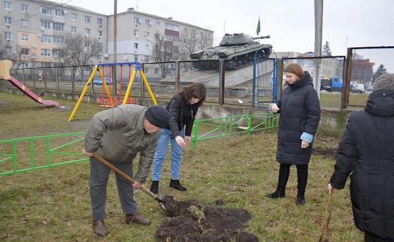 В центре Кагарлыка заложили новую аллею