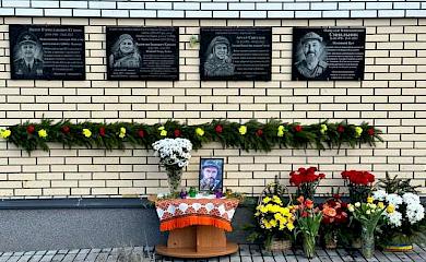 В Подгорцевском лицее открыли памятный знак павшему земляку