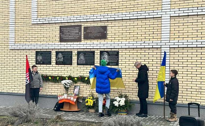 В Подгорцевском лицее открыли памятный знак павшему земляку