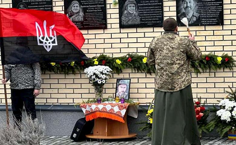 В Подгорцевском лицее открыли памятный знак павшему земляку
