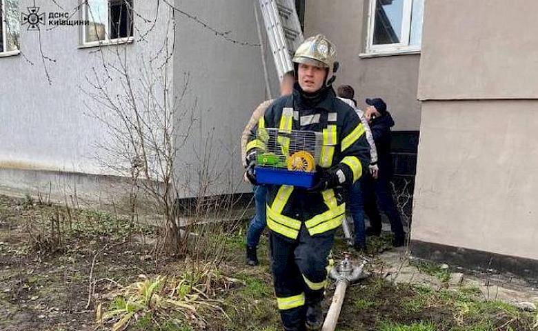 З палаючої квартири в Обухові врятували жінку з дитиною