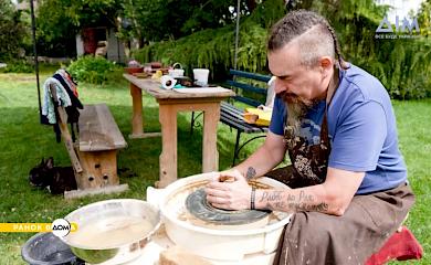 Сімейний бізнес і реабілітація воїнів: ветеран АТО розвиває гончарню на Обухівщині