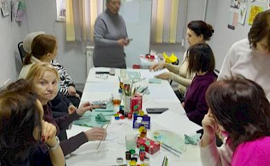 Женщин Обухова обучали Петриковской росписи