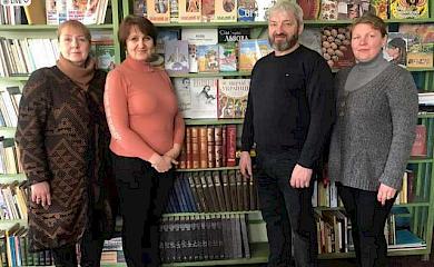 Известная артистка подарила книги сельской библиотеке на Обуховщине