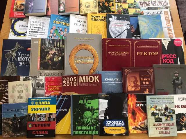 Известная артистка подарила книги сельской библиотеке на Обуховщине