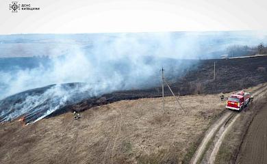 Спасатели ликвидировали масштабный пожар на Обуховщине: что произошло (фото)