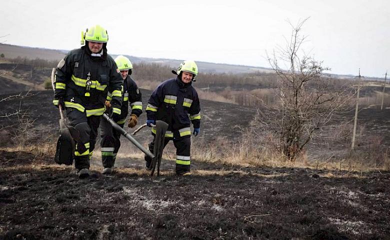 Спасатели ликвидировали масштабный пожар на Обуховщине (фото)