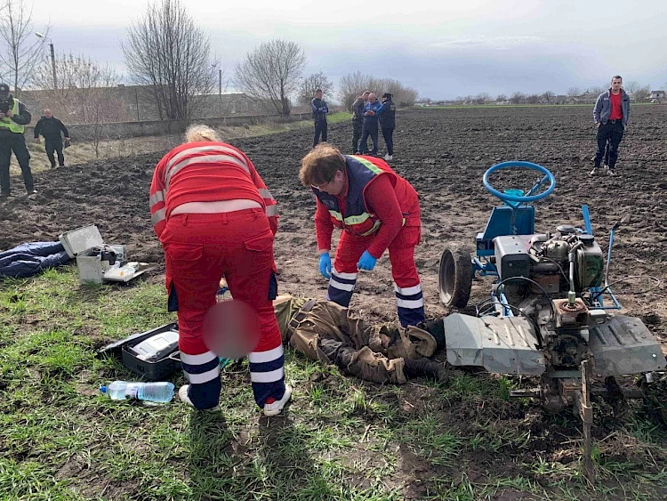 На Обуховщине мужчина смертельно травмировался во время работы с мотоблоком