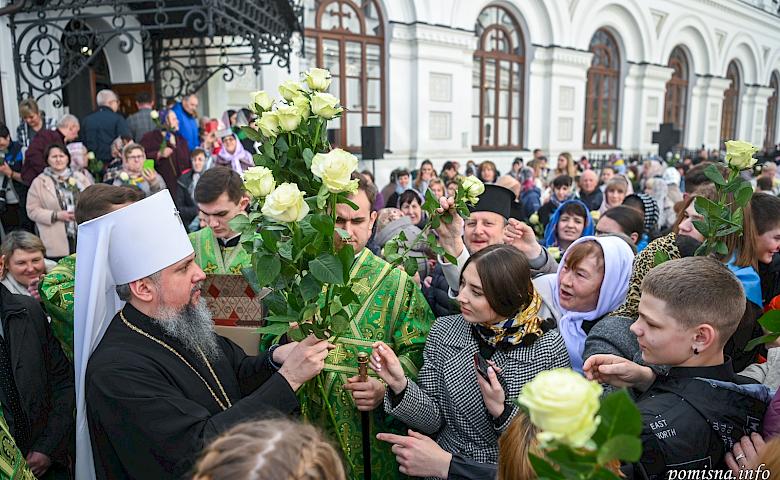 Веряне Обухова посетили Божественную литургию в Лавре, которую совершил Епифаний