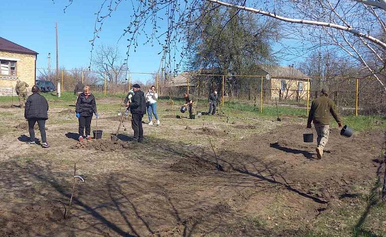 В селе на Обуховщине заложили огромный фруктовый сад