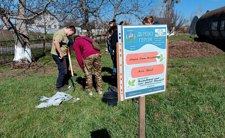 "Деревья Героев" высадили Обуховские школьники в честь павших земляков