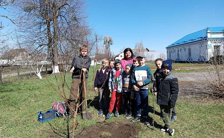 "Деревья Героев" высадили Обуховские школьники в честь павших земляков