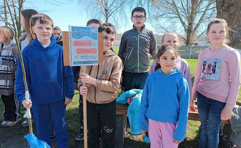 "Деревья Героев" высадили Обуховские школьники в честь павших земляков