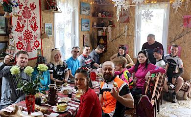 Велосообщество Обухова заглянуло на зеленый борщ в местную этно-усадьбу