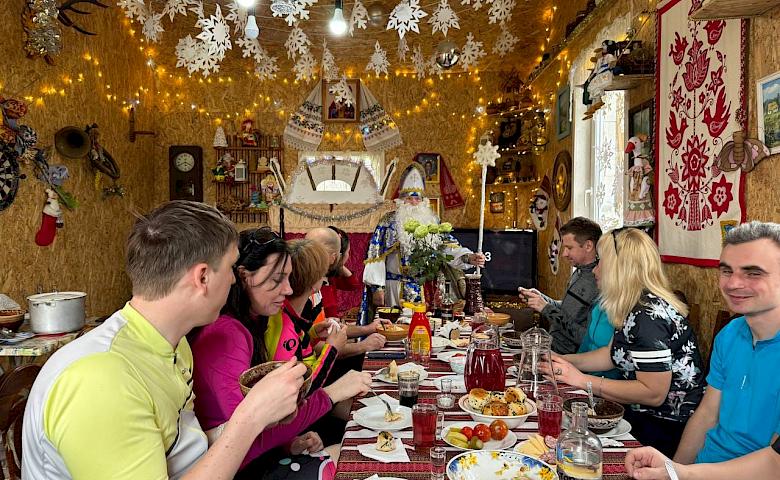 Велосообщество Обухова заглянуло на зеленый борщ в местную этно-усадьбу