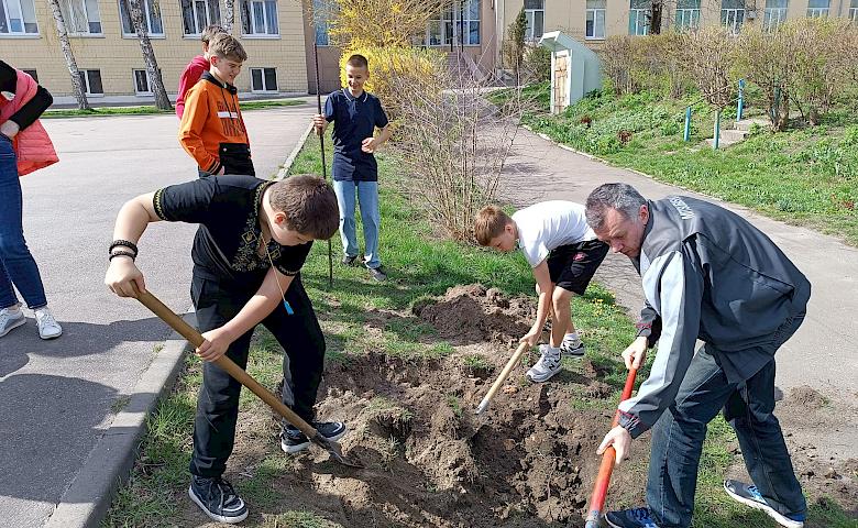 В память о погибшем выпускнике, в обуховском лицее высадили "Дерево Героя" (фото)
