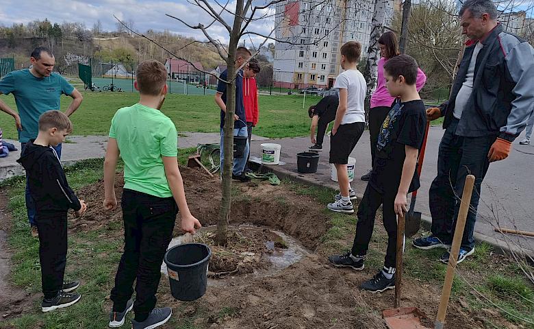 В память о погибшем выпускнике, в обуховском лицее высадили "Дерево Героя" (фото)