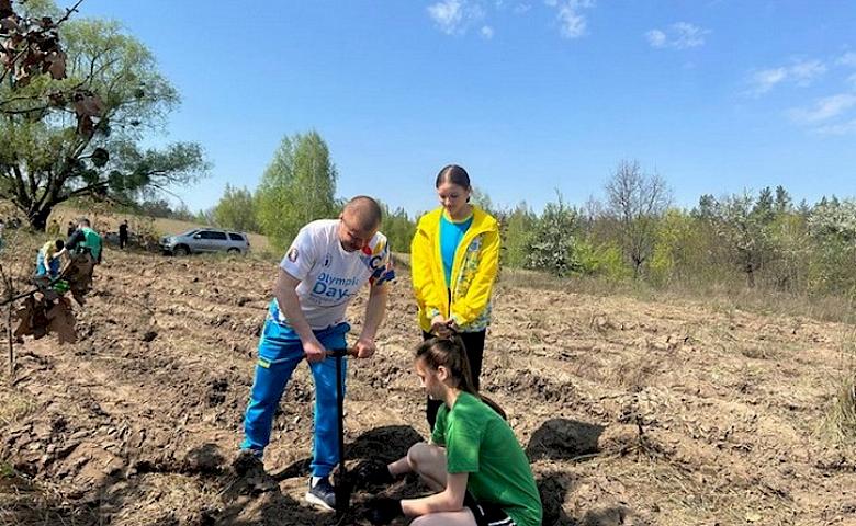 Спортсмени-олімпійці висаджували ліс на Обухівщині