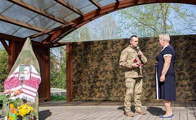 На Обухівщині матері загиблого Героя України вручили орден "За мужність