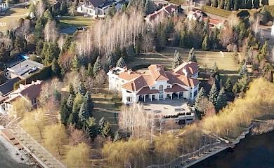 Одиозный Портнов из Испании переписал свою виллу в элитном Козине на детей