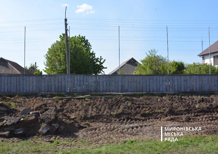 В країні війна, в Миронівці скандал: місцева влада збирається ремонтувати стадіон