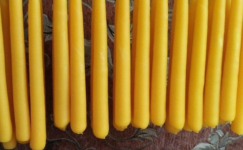 Обуховские мастерицы изготавливают свечи по старинной технологии