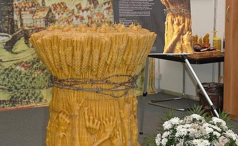 Обуховские мастерицы изготавливают свечи по старинной технологии