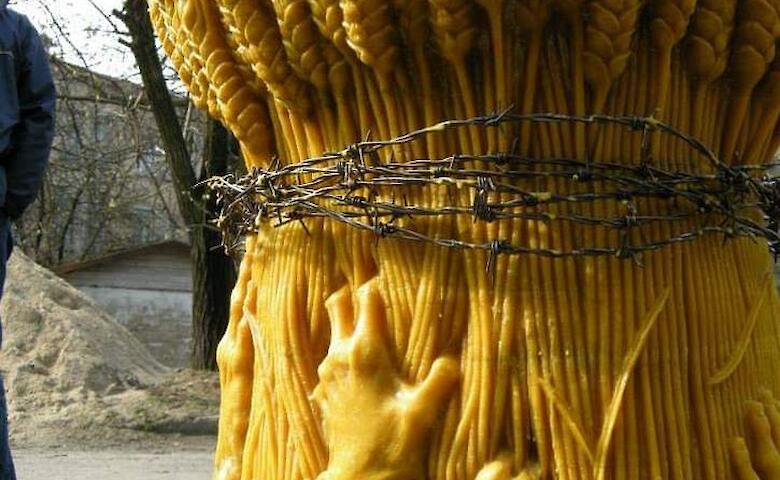 Обуховские мастерицы изготавливают свечи по старинной технологии