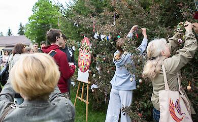 В Лесниках украсили невероятное Пасхальное дерево (фото)